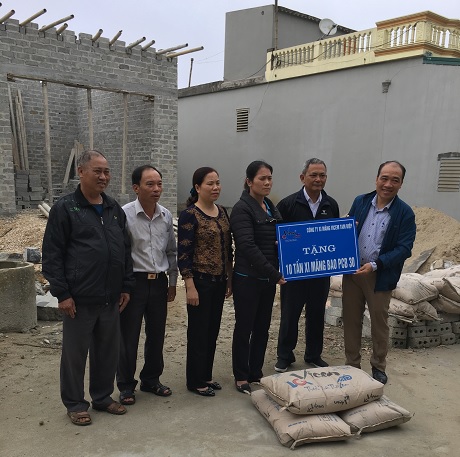 Trao tặng 10 tấn xi măng bao PCB 30 cho gia đình chị Nguyễn Diệu Linh  có hoàn cảnh đặc biệt khó khăn.