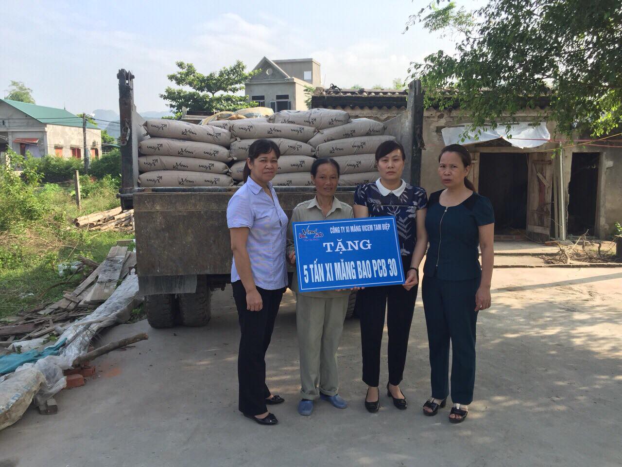 Công đoàn Công ty đã tổ chức trao tặng 05 tấn xi măng PCB 30 cho gia đình chị Vũ Thị Cam